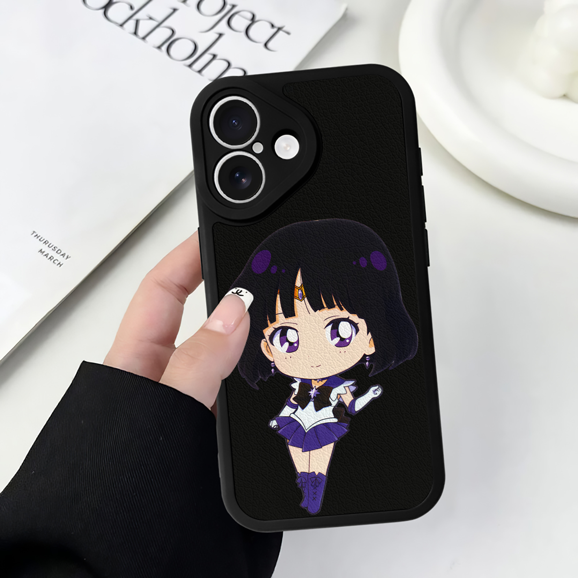 （画像用） 美少女戦士セーラームーン 土萠ほたる Sailor Moon Tomoe Hotaru （セーラーサターン；Sailor Saturn） 【iPhone 16シリーズ対応】シリコンスマホケース（レザー調） 材質：シリコン